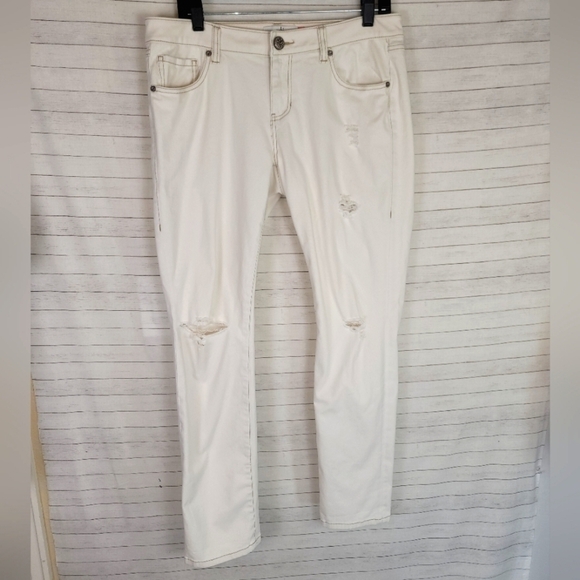 CAbi White Distressed Slim Boyfriend Stretch Jeans w Tan Stitching, sz 8 - Picture 2 of 13